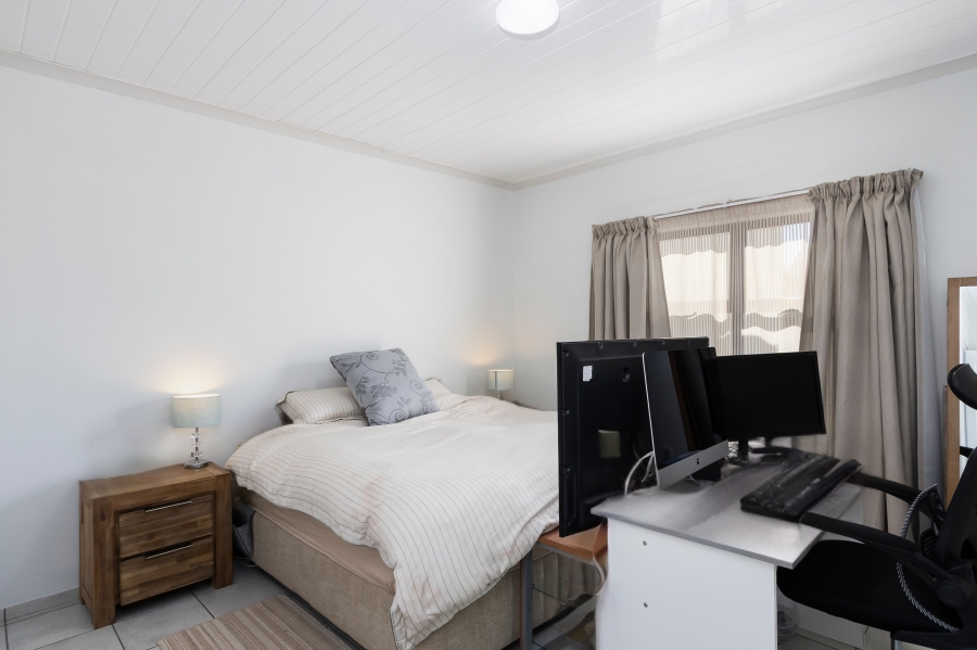 6 Bedroom Property for Sale in Sir Lowrys Pass Village Western Cape
